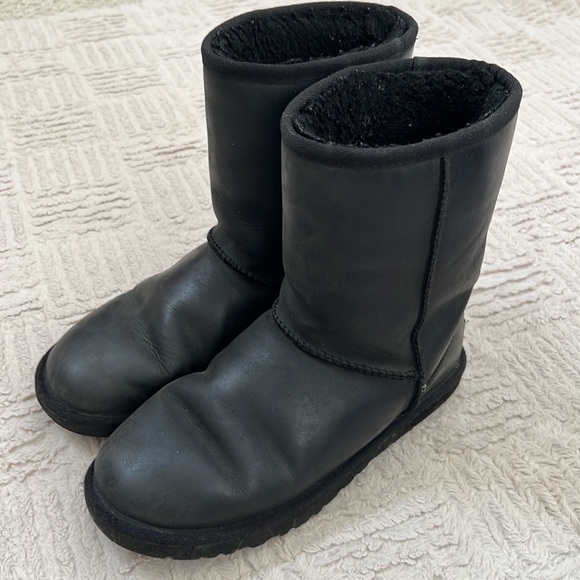 UGG Australia Women's Classic Short Boots, black leather, size 8 - Picture 4 of 16